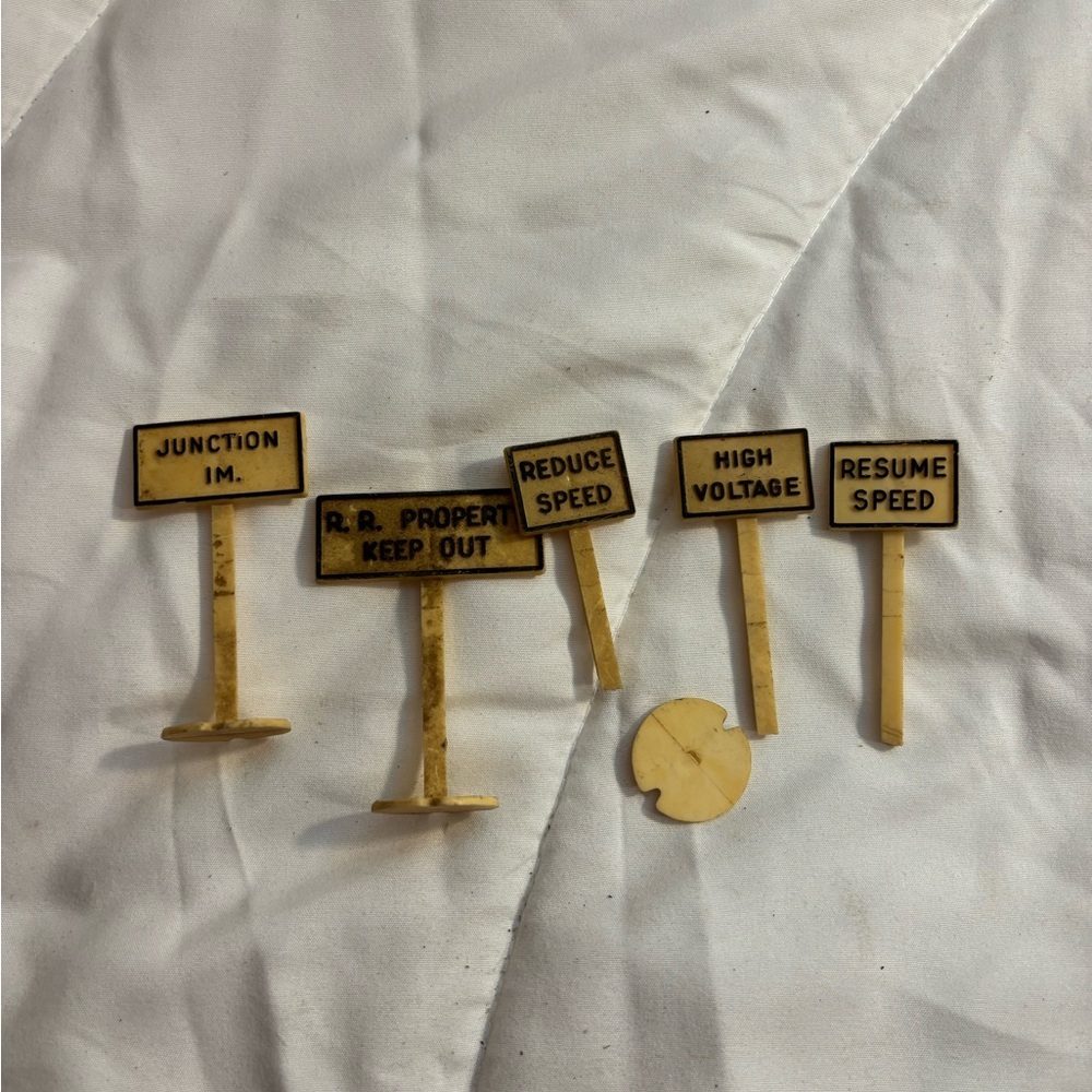 Vintage Marx Model Train Yard Railroad O Scale 7 street signs sign plastic